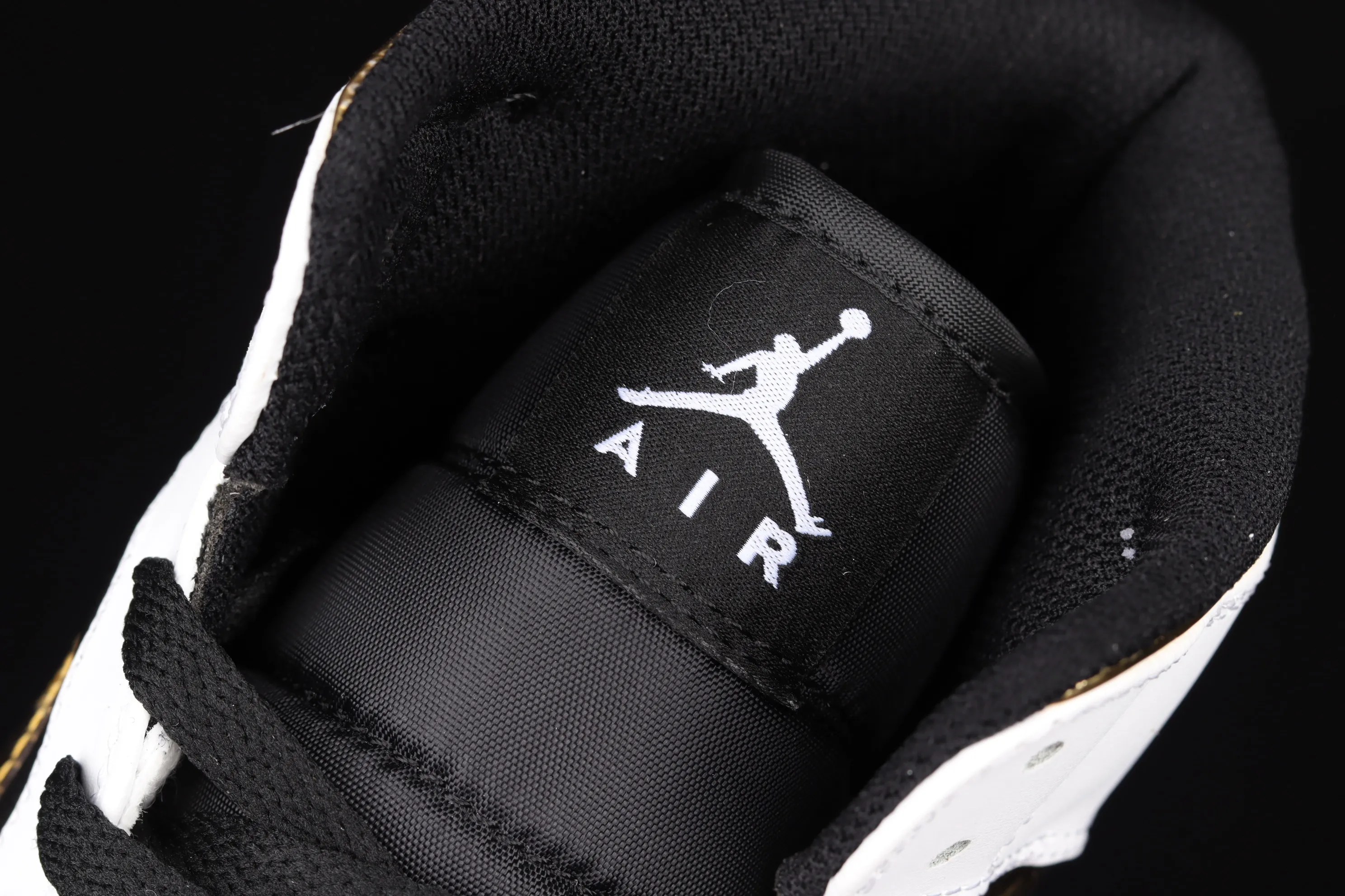 All categories Air Jordan Jordan series basketball shoes Air Jordan 1 Mid Air Jordan 1 Mid SE AJ1 Joe 1 white black gold Zhongbang basketball shoes 554724-190